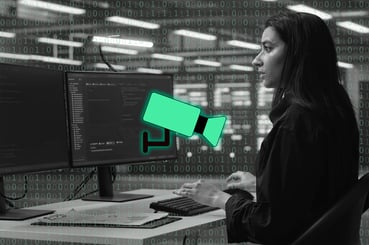 Femme devant ordinateur qui travaille dans la sécurité informatique