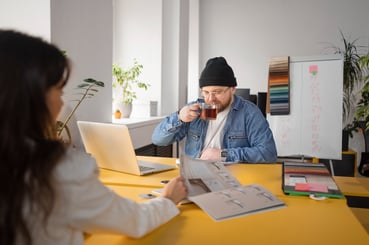 Homme devant son ordinateur fait passer un entretien pour un web designer