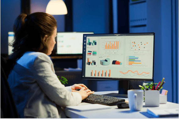 Femme travaillant sur Power BI