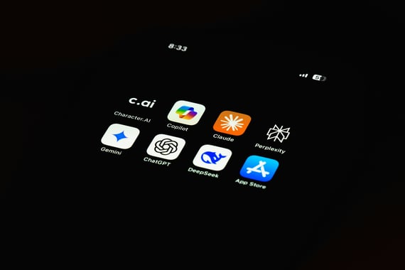 écran de smartphone avec toutes les applications d'IA courantes, chatgpt, claude, gemini, deepseek