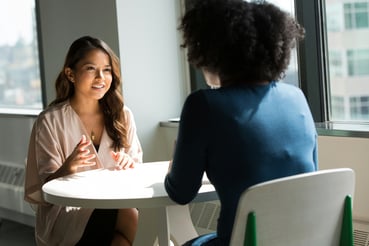 jeune femme data analyst passe un entretien avec cabinet de recrutement