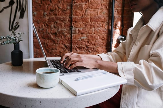 Femme travaillant sur son laptop