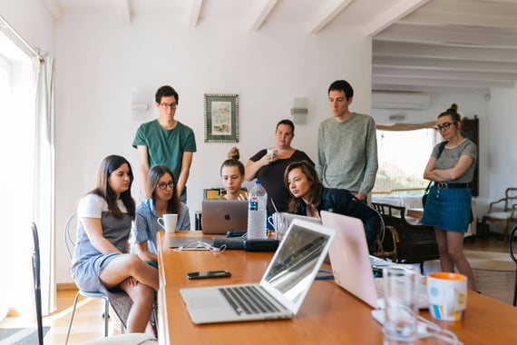 Groupe De Personnes Regardant Sur Un Ordinateur Portable