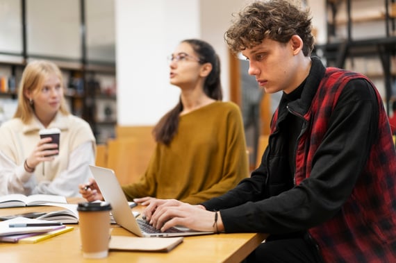 étudiant travaillant sur son laptop travail en groupe