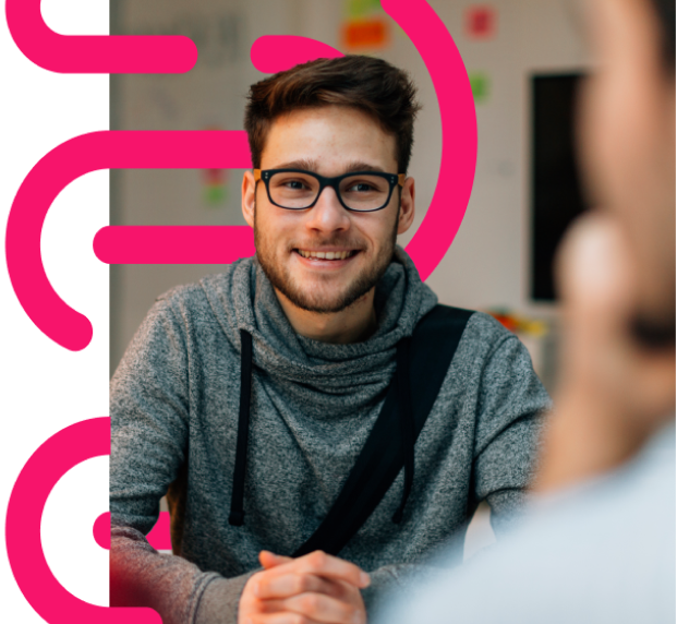 Jeune homme souriant échange sur les modes de financement. 